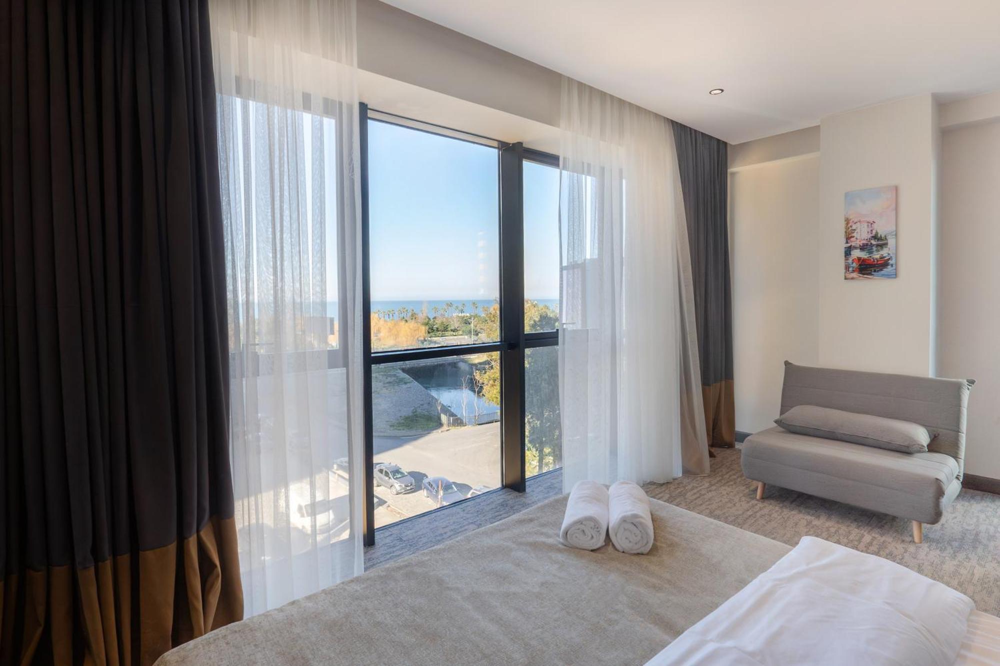 Nova Luxe Hotel & Residences Batumi Bagian luar foto